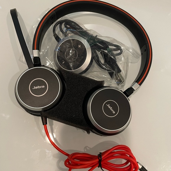 Jabra Headset with Mic, Adapter & Case - Picture 2 of 8